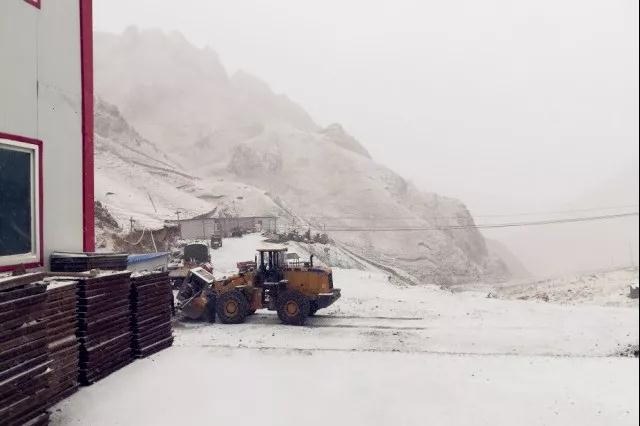 人間四月芳菲盡，山中春雪還復(fù)來