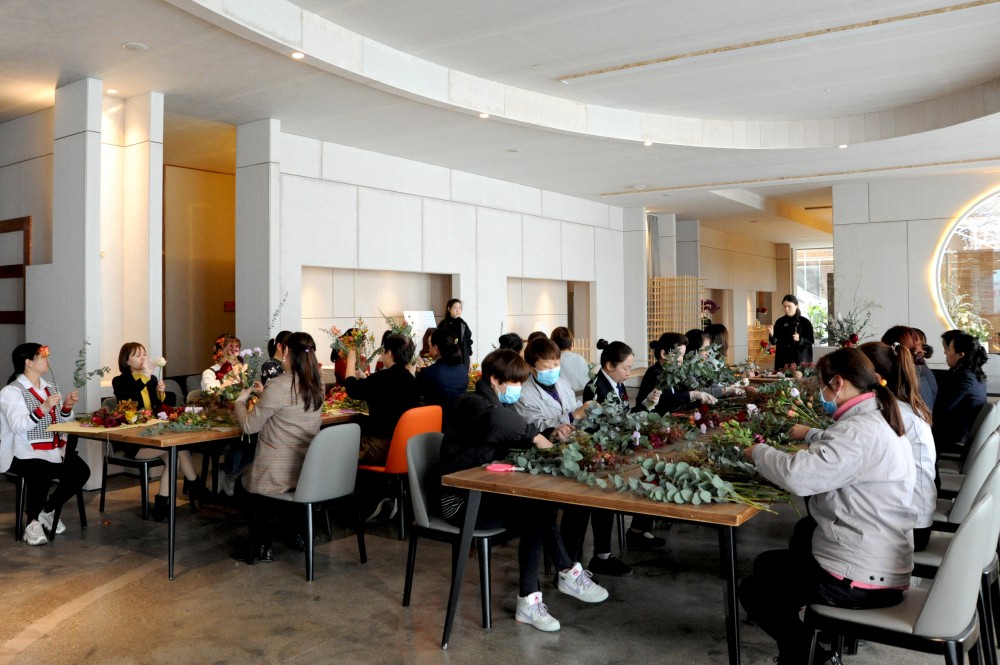 鮮花點綴節(jié)日｜洛陽開元集團(tuán)“三八節(jié)插花藝術(shù)”活動