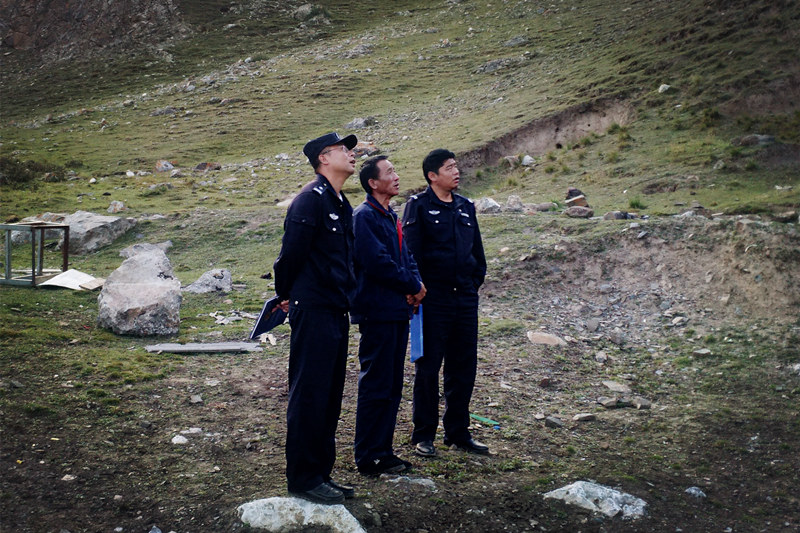 興?？h公安局治安大隊到銅鑫公司例行安全專項檢查